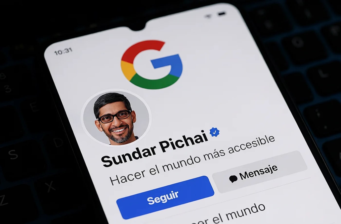 Perfil social de Sundar Pichai mostrado en un smartphone con el logotipo de Google
