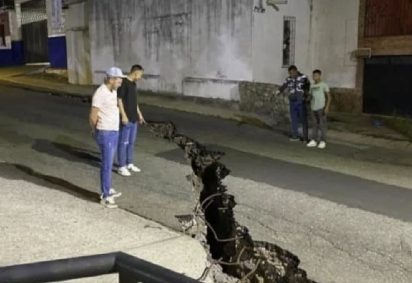 Grieta en el pavimento tras el terremoto de magnitud 6,3 en Venezuela, observada por vecinos en la calle