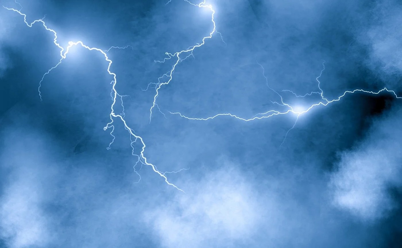 Relámpagos brillantes en un cielo oscuro y nublado.