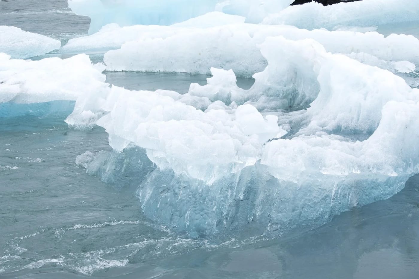 Bloques de hielo flotando en aguas frías con tonos azulados