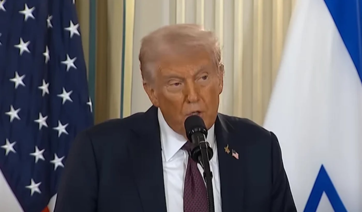 El presidente de Estados Unidos Donald Trump ofrece una declaración en una reunión junto al primer ministro israelí Benjamin Netanyahu
