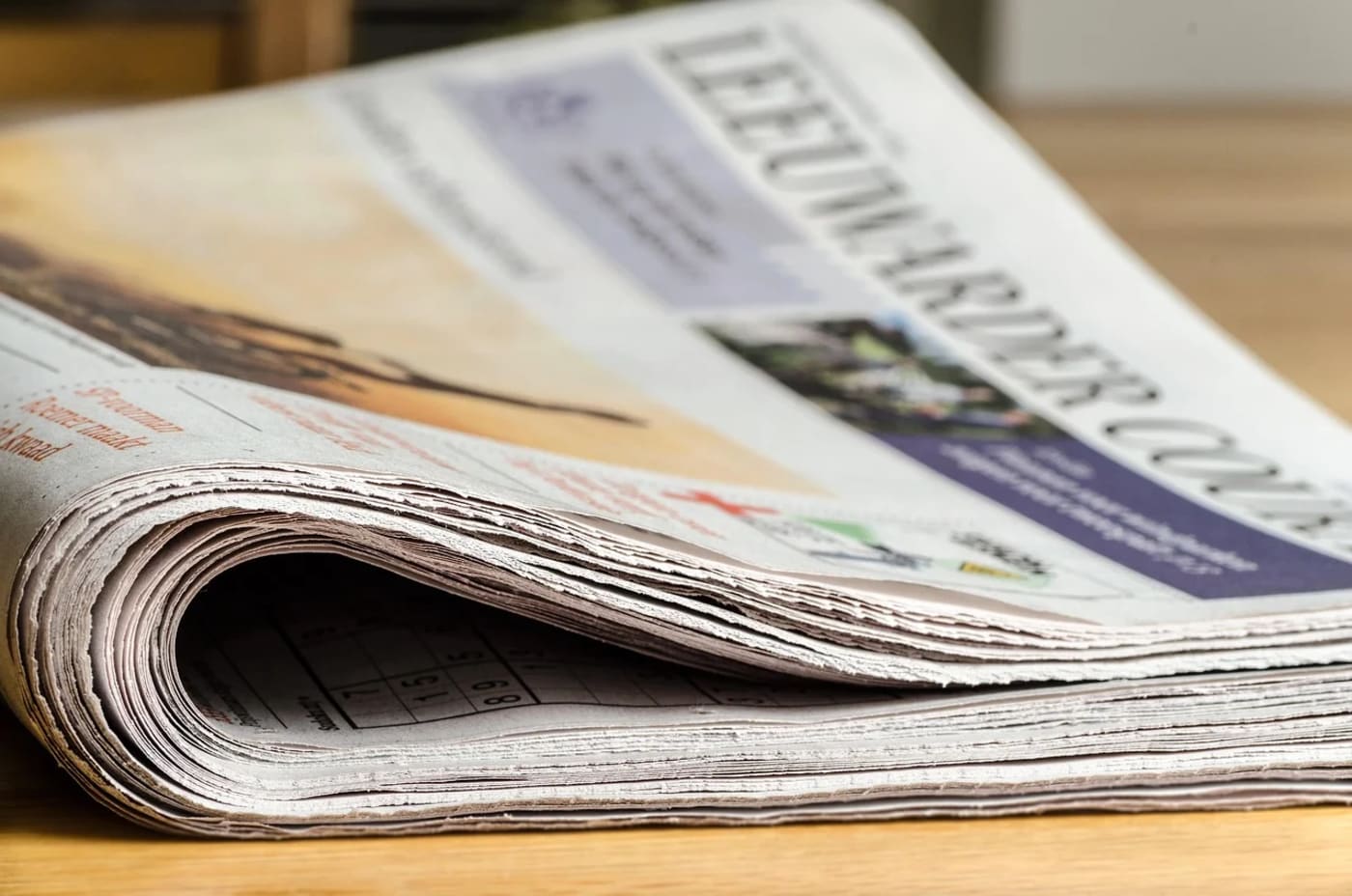 Periódico doblado en una mesa de madera