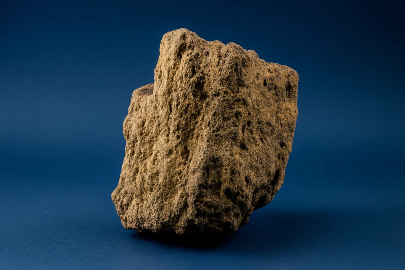 Fragmento de mineral de uranio con superficie rugosa