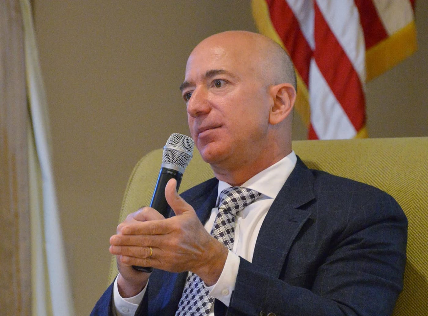 Jeff Bezos durante una visita a la Base de la Fuerza Aérea de Los Ángeles