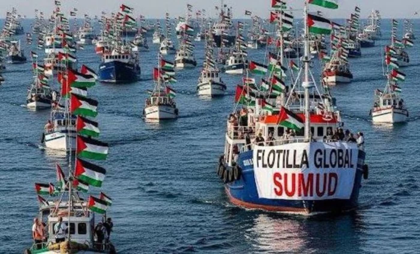 Barcos de la Flotilla Global navegan juntos ondeando banderas palestinas