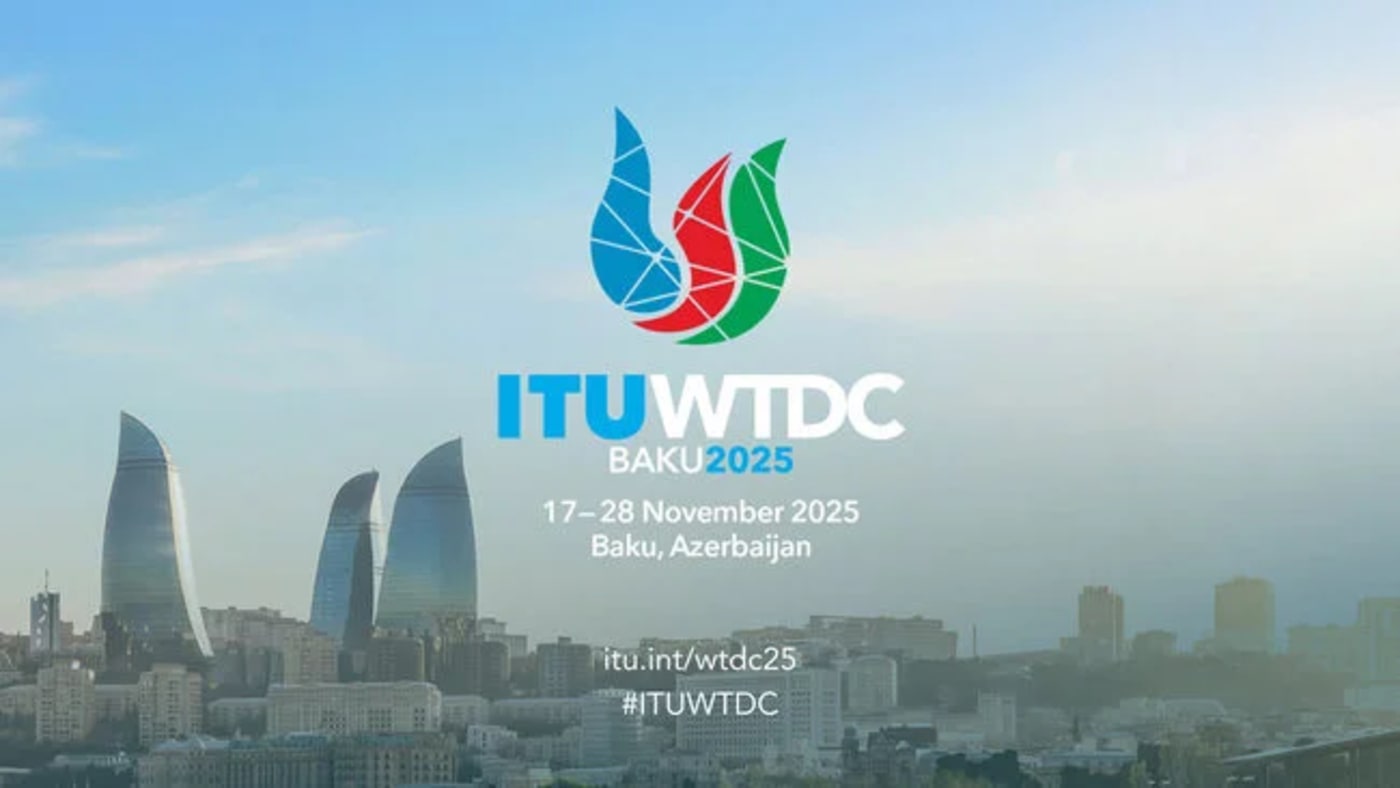Bakú con el logotipo oficial de la CMDT-25, la Conferencia Mundial de Desarrollo de las Telecomunicaciones 2025 de la UIT