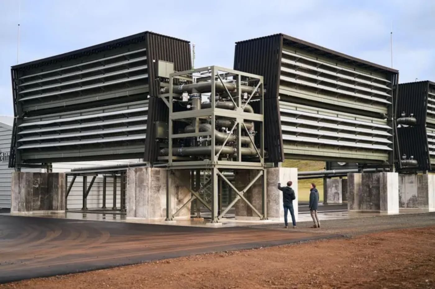 Módulos principales de la planta Orca de captura de carbono en Islandia, con dos técnicos observando la estructura