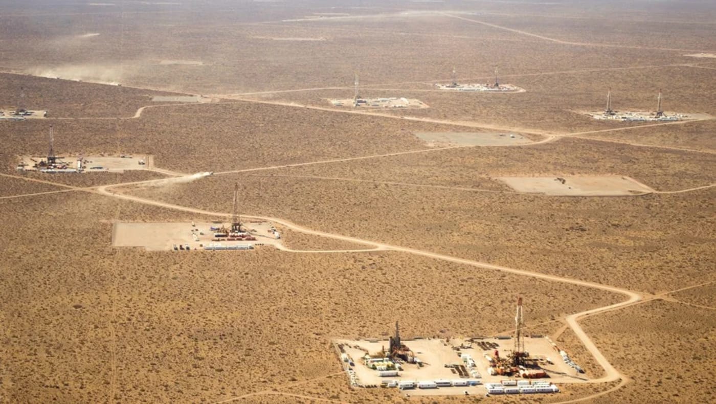 Yacimiento petrolífero Vaca Muerta en la Patagonia argentina