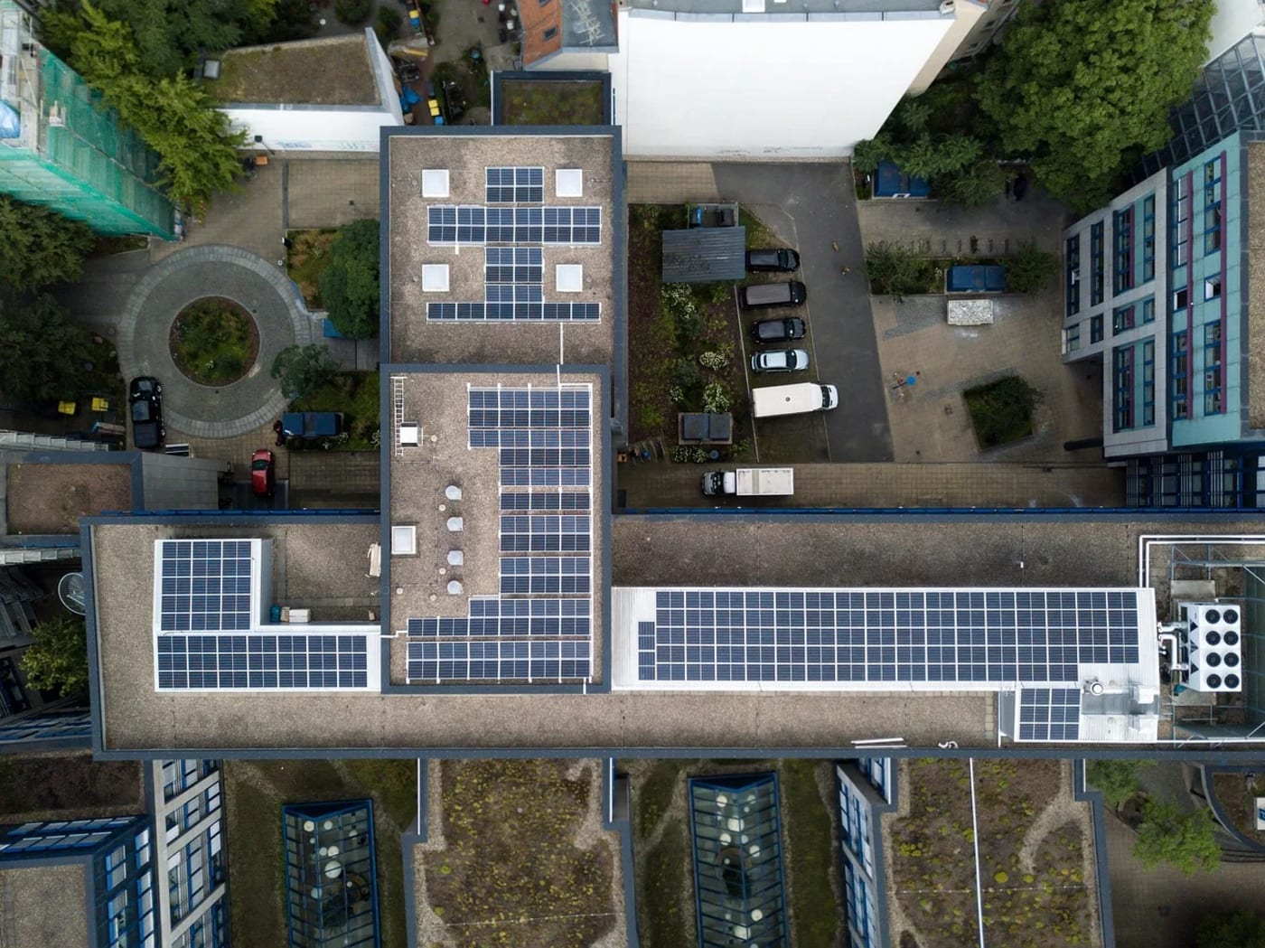Vista aérea de edificios con paneles solares instalados en los tejados