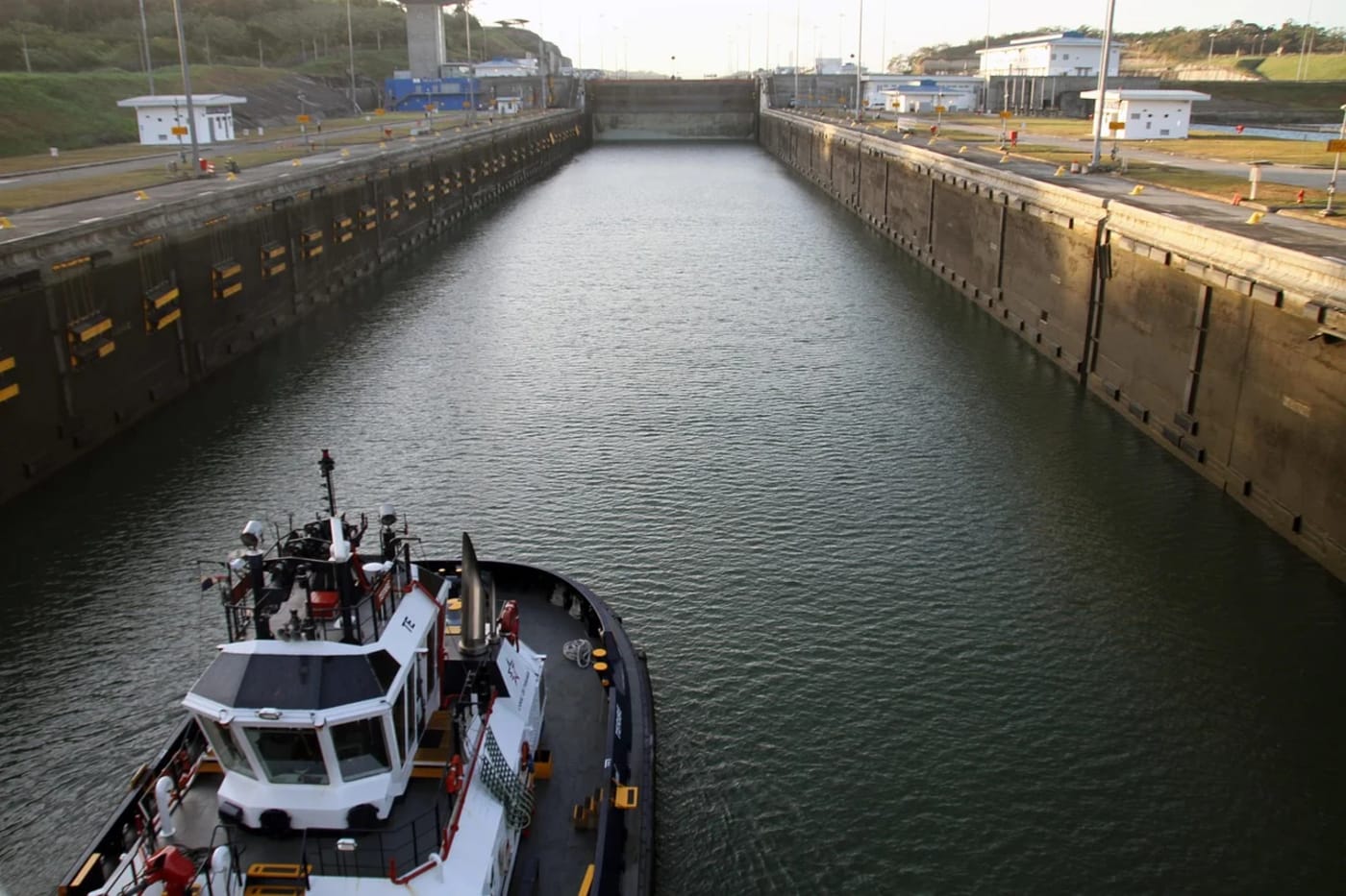 Embarcación ingresando a una esclusa del Canal de Panamá durante una maniobra de tránsito