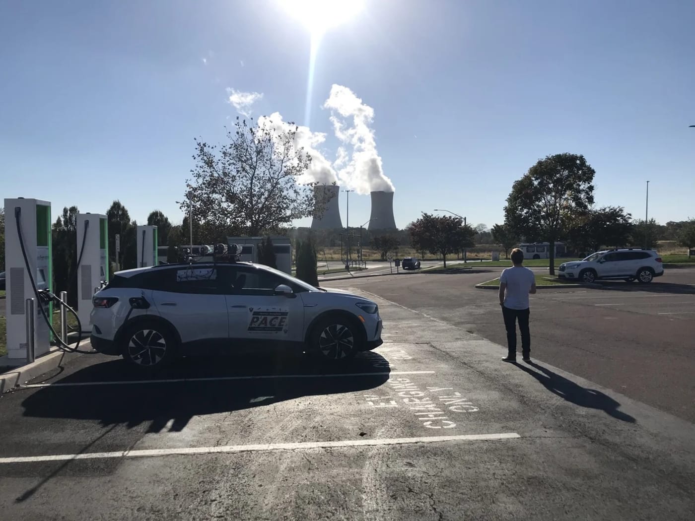 Investigadores de ingeniería de la Universidad de Princeton realizando mediciones de emisiones en una planta industrial