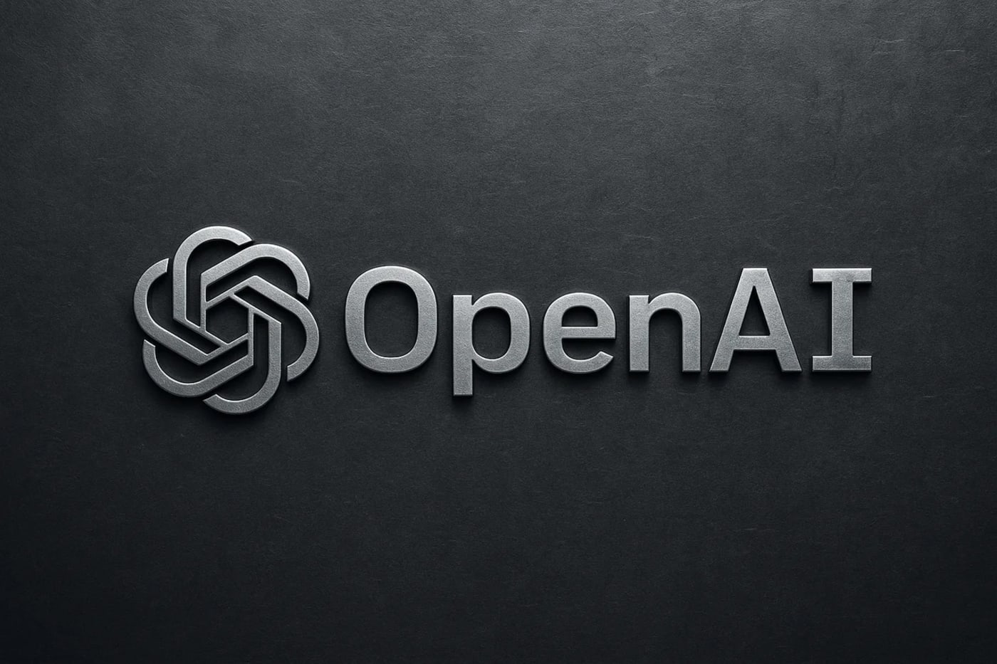 Texto metálico “OpenAI” sobre fondo oscuro con textura