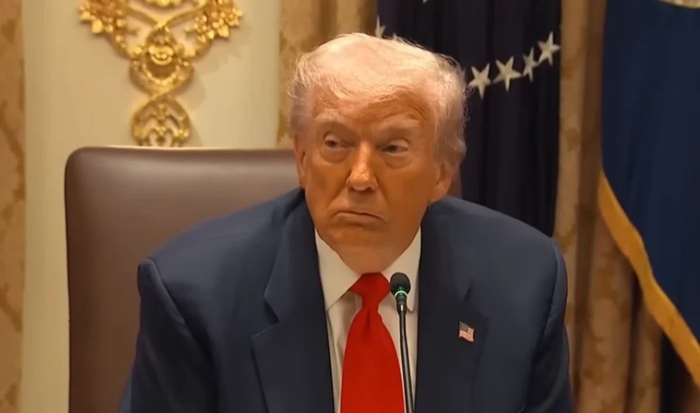 Trump escucha a los periodistas durante una comparecencia en la Casa Blanca