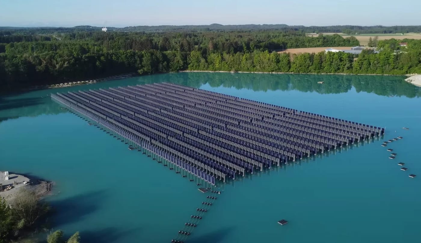 Planta solar flotante de SinnPower en un lago de Baviera, Alemania