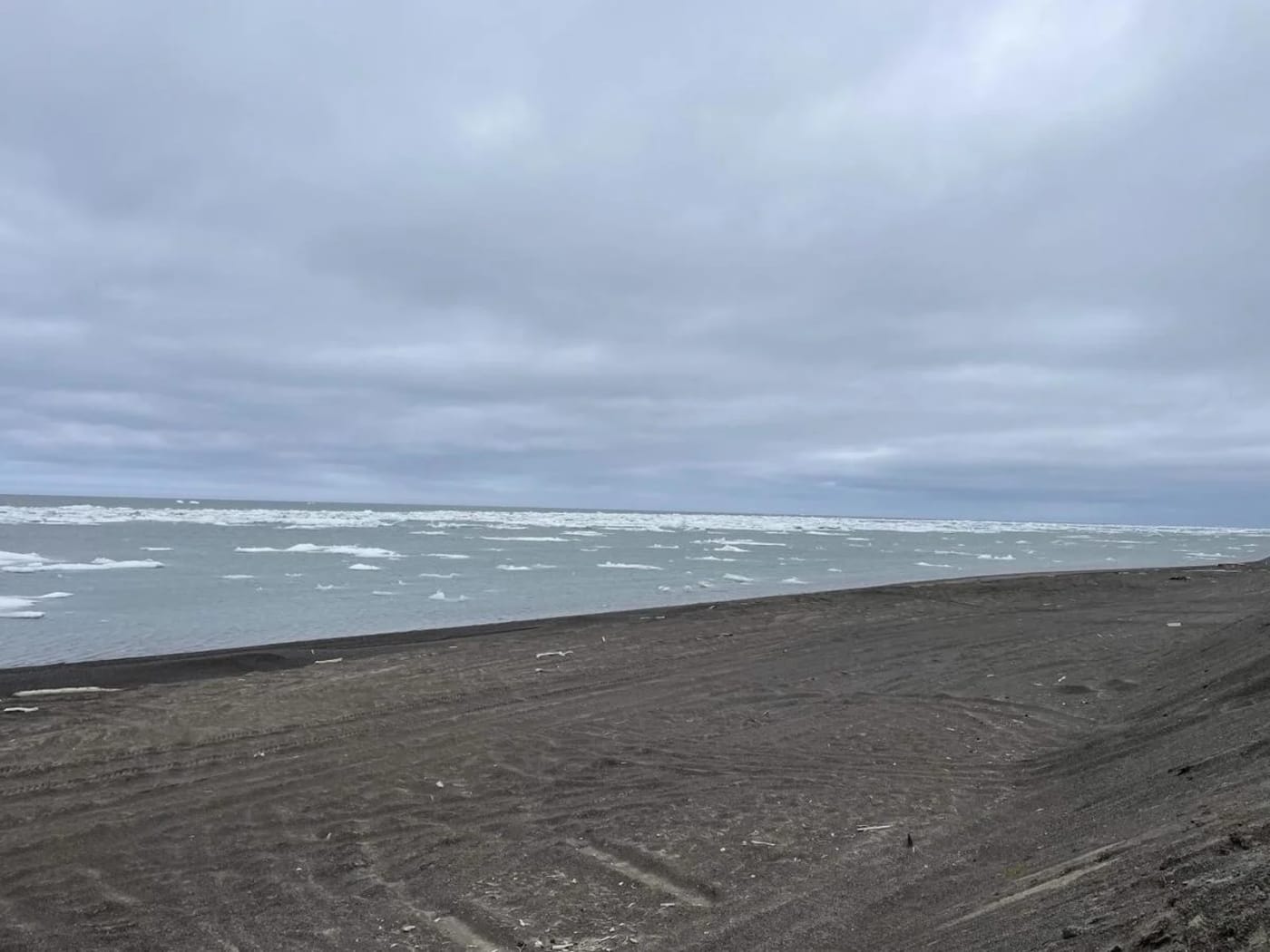 Hielo marino cerca de la costa de Utqiaġvik, Alaska