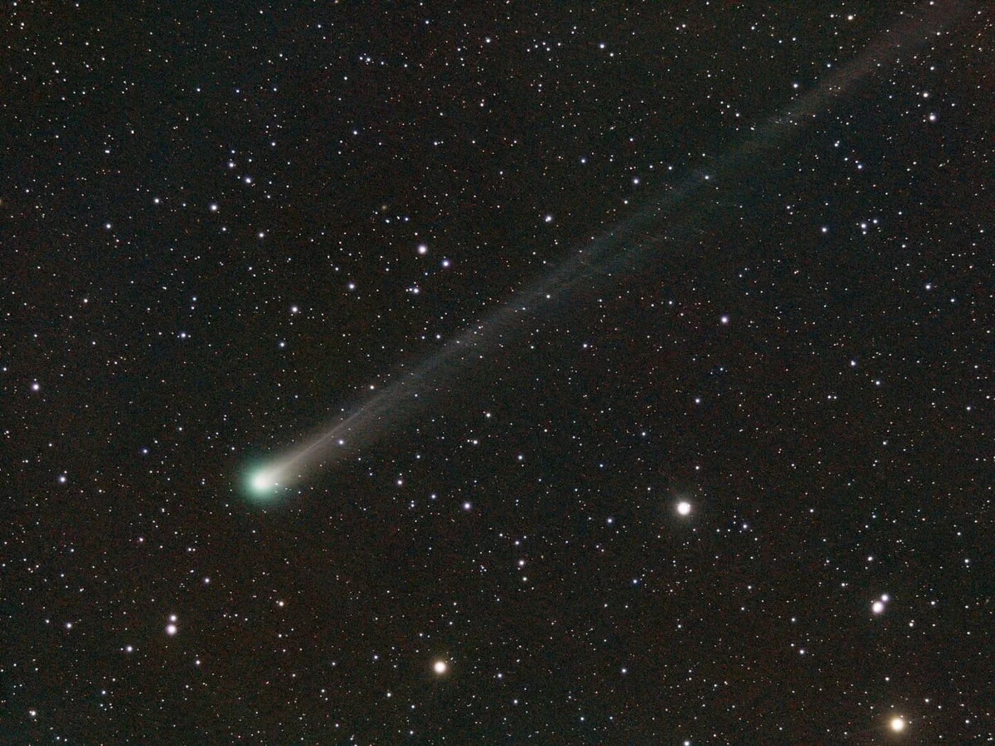 Cometa Lemmon con una brillante cola visible desde el cielo nocturno de Creta