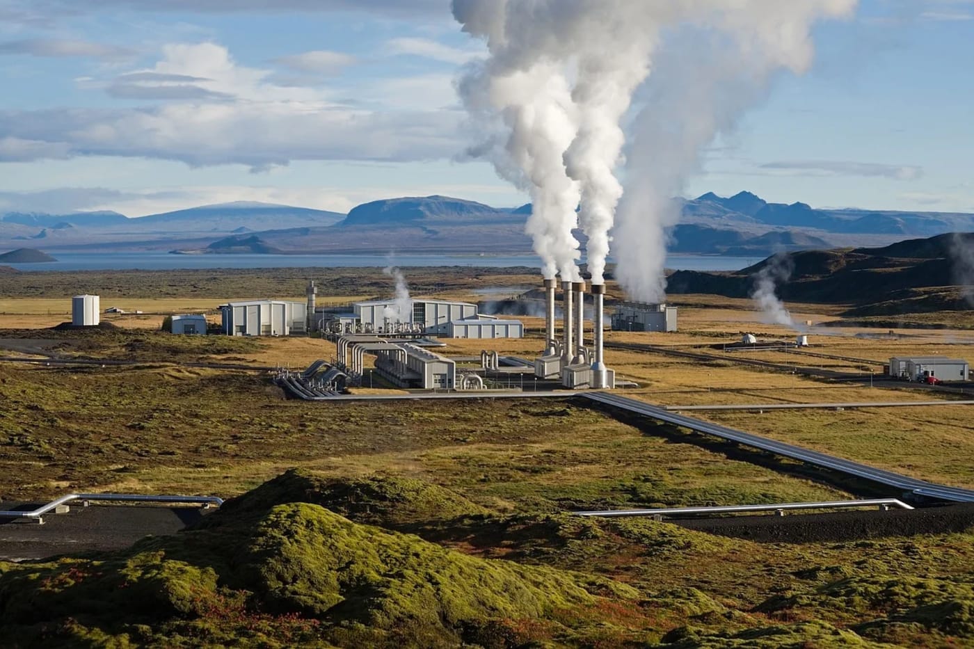 Planta geotérmica en Islandia con columnas de vapor elevándose hacia el cielo