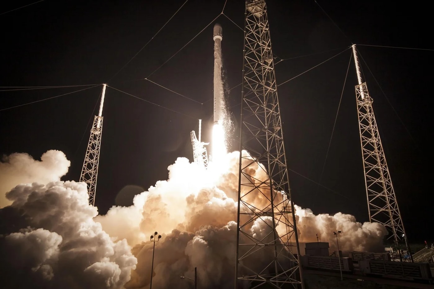 Lanzamiento nocturno de un cohete Falcon 9 en una misión Starlink de SpaceX
