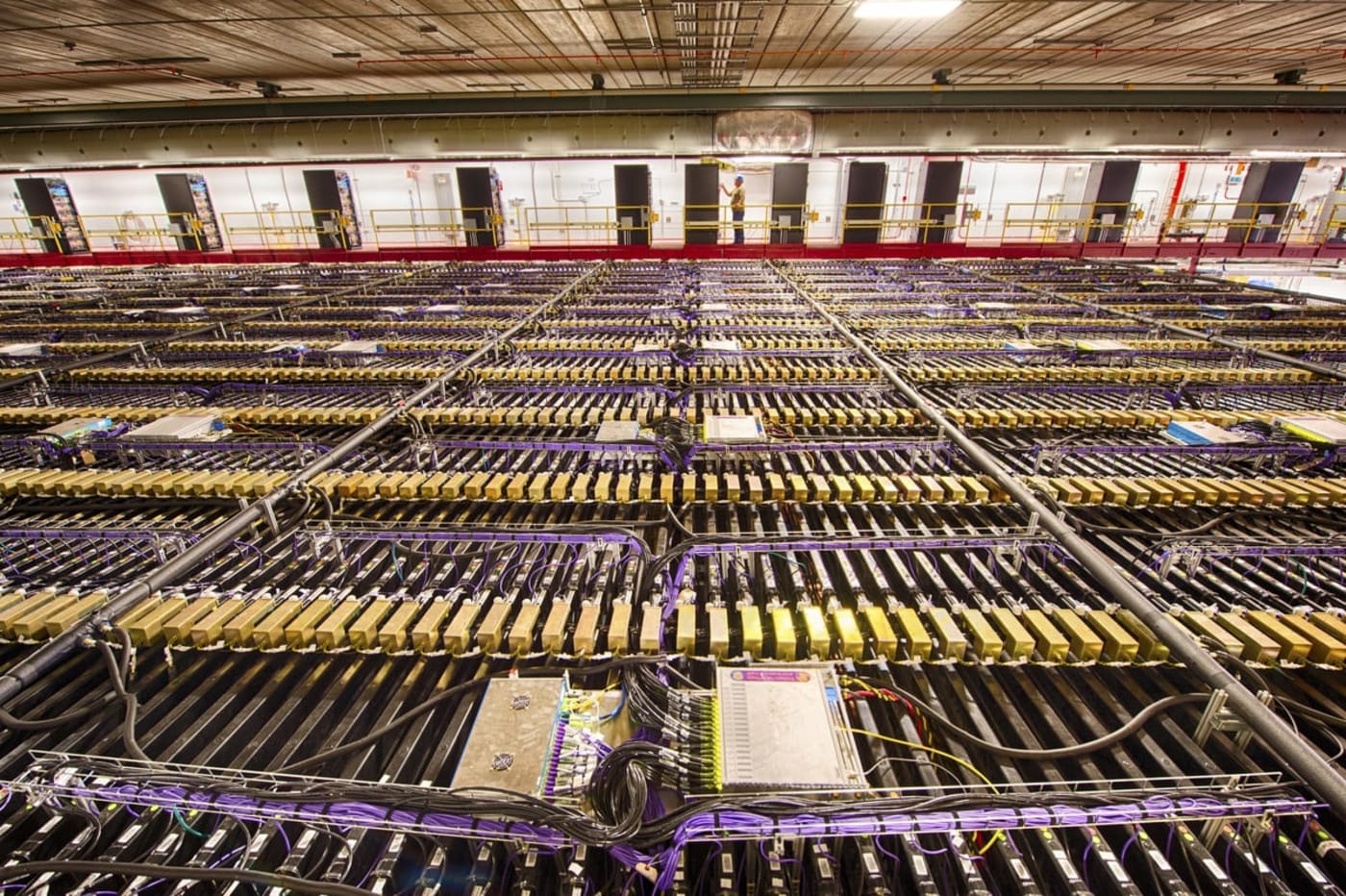 Vista interior del detector lejano NOvA en Minnesota, compuesto por miles de celdas que captan la luz de los neutrinos