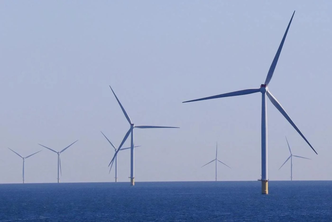 Parque eólico marino con turbinas de viento generando energía en alta mar