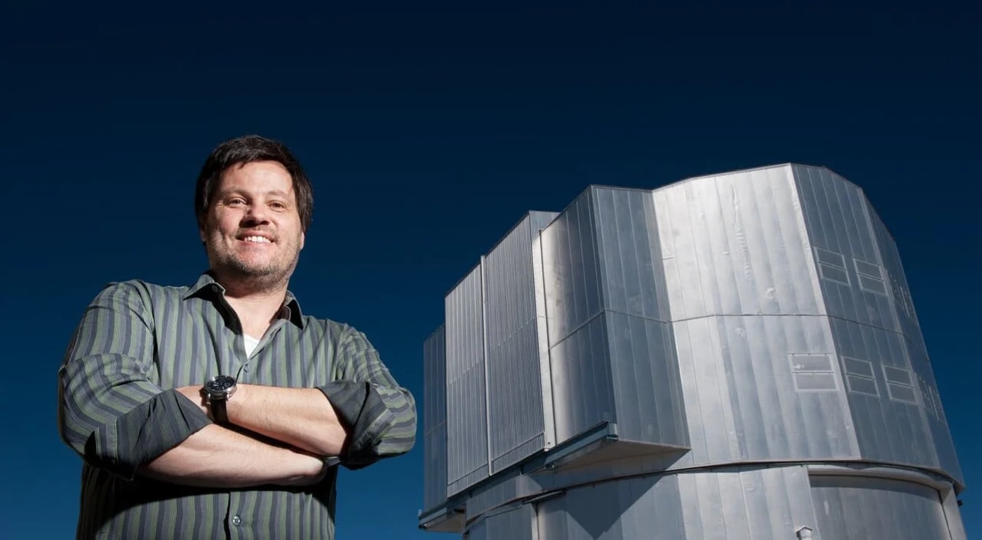 Andreas Kaufer frente al Telescopio Unitario 2 del Very Large Telescope en el observatorio de Paranal