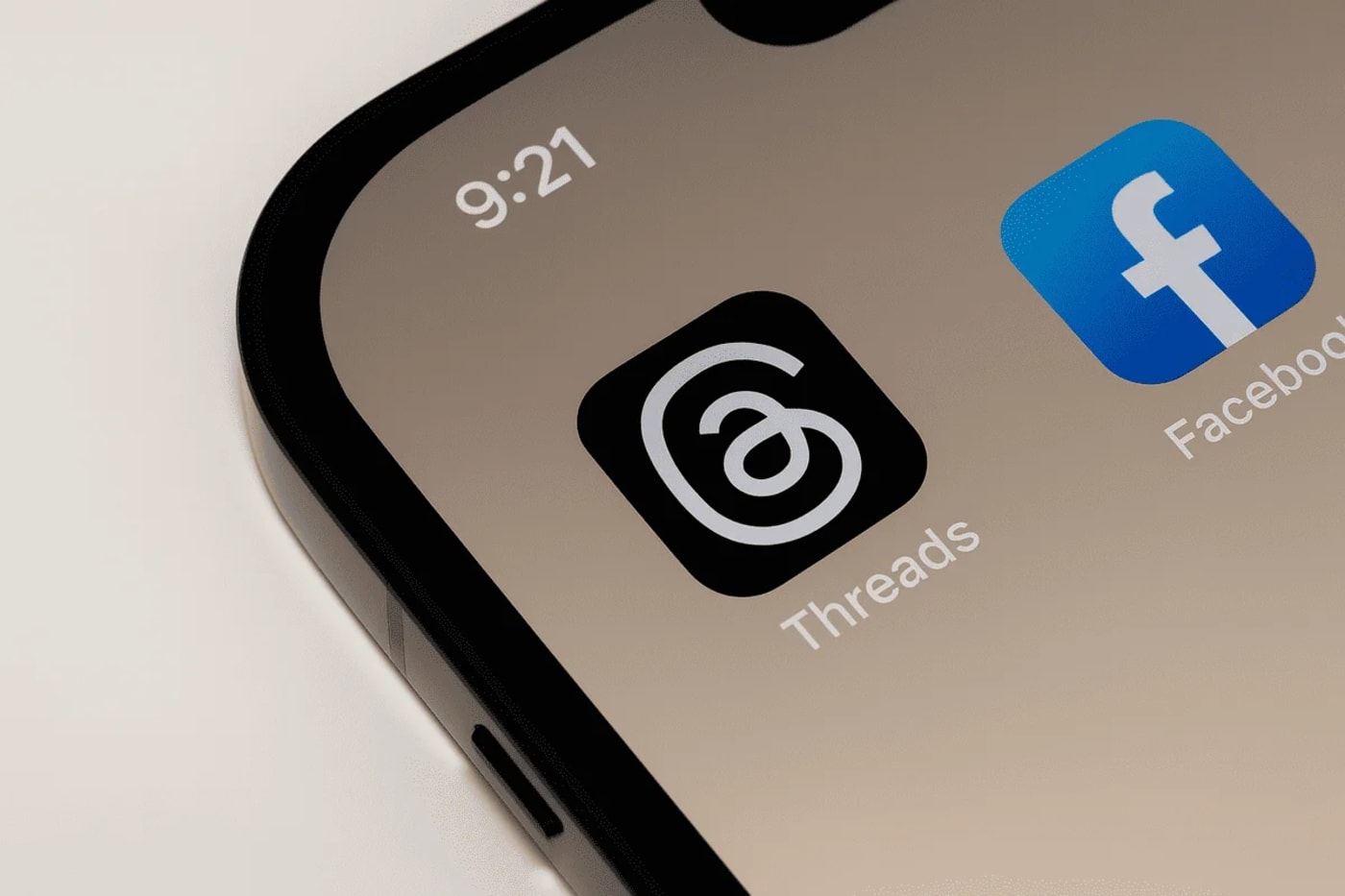 Primer plano del ícono de Threads junto al de Facebook en la pantalla de un smartphone