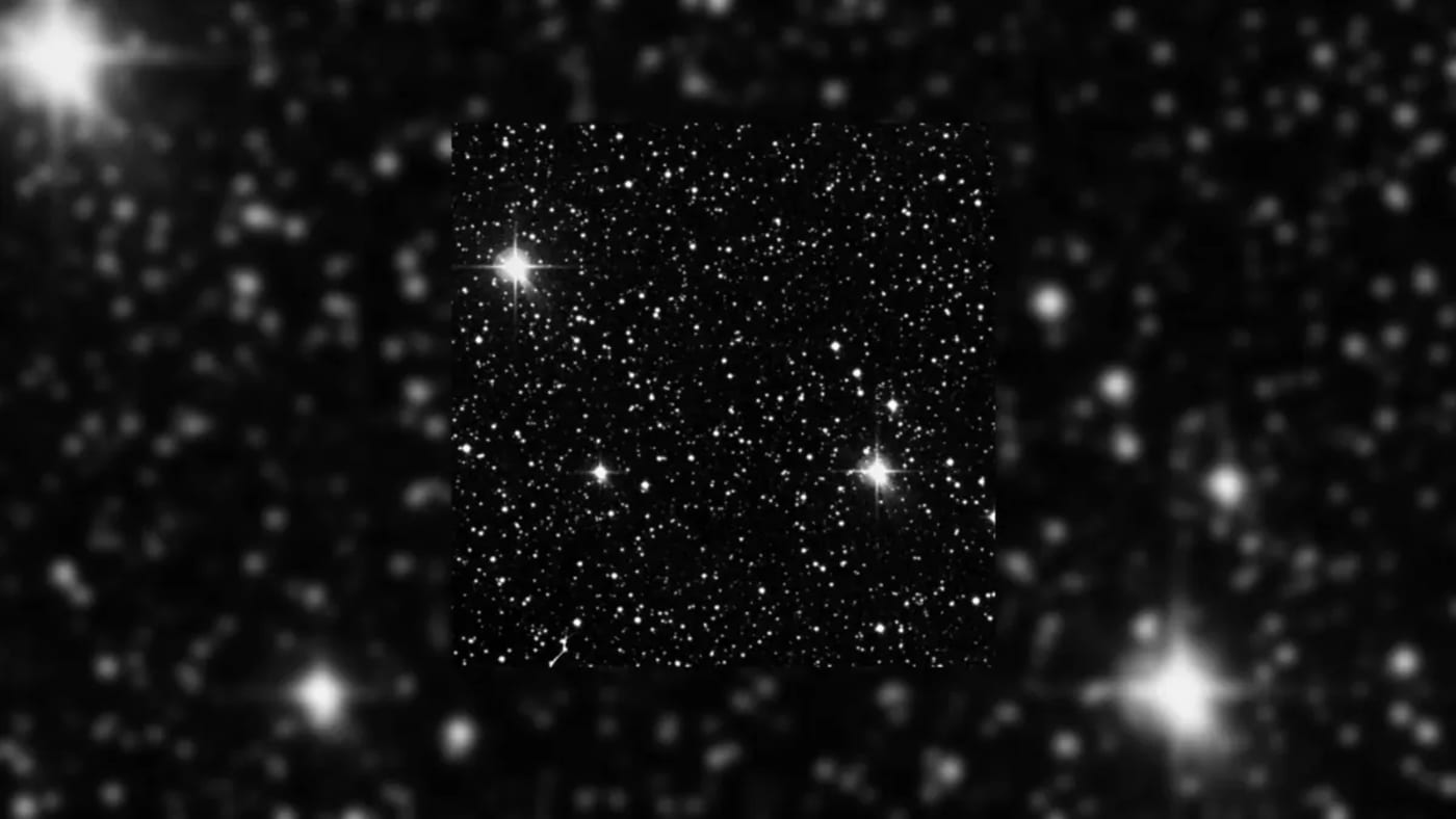 Imagen del cielo nocturno tomada antes del lanzamiento del primer satélite, con estrellas visibles que desaparecieron en observaciones posteriores