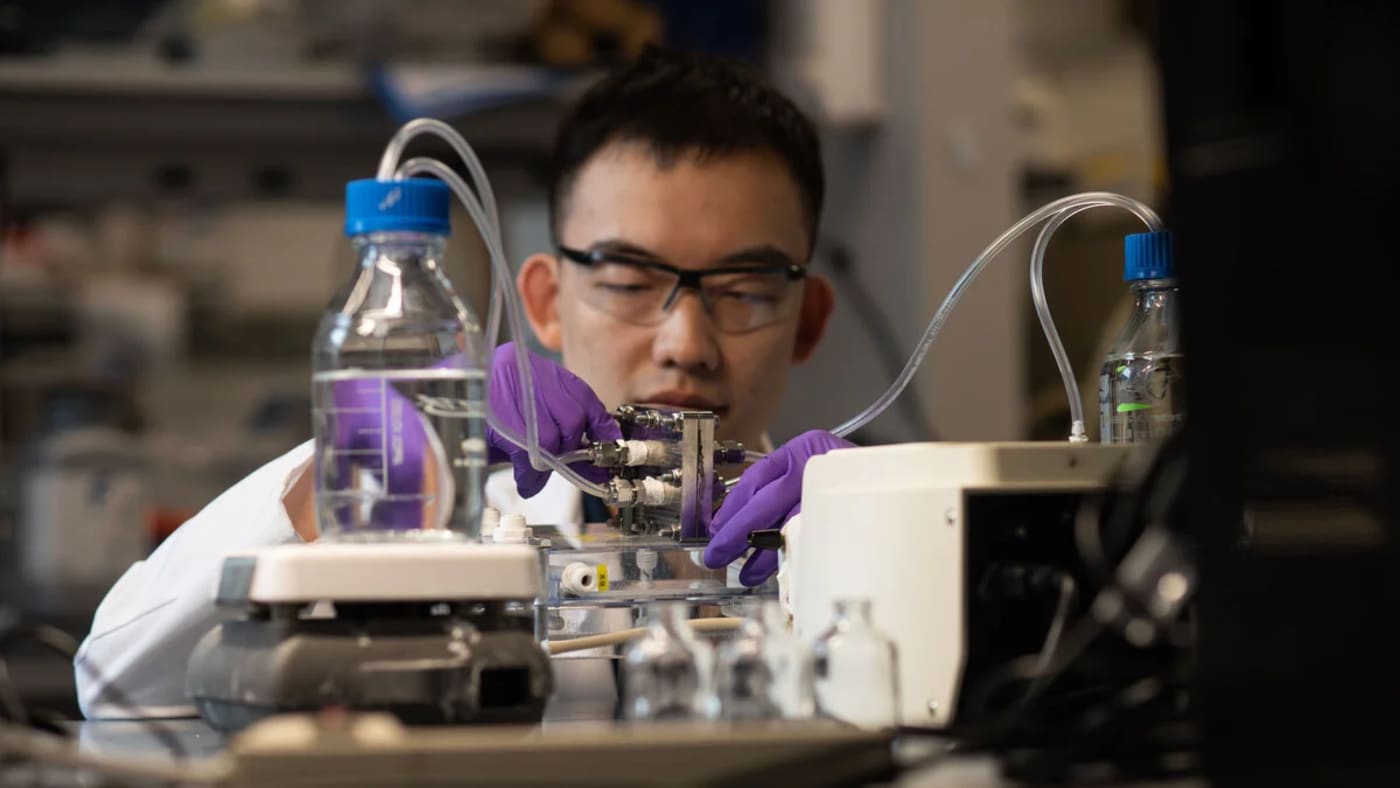 Lin Du, estudiante de doctorado en Princeton, realiza una prueba de electrólisis de hidrógeno utilizando aguas residuales recuperadas en un laboratorio universitario