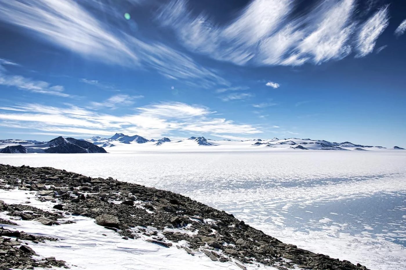 Paisaje antártico con formaciones de hielo y cielo despejado, utilizado en estudios sobre la relación entre humedad y crecimiento del hielo