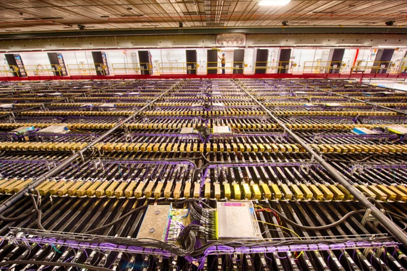Vista interior del detector de neutrinos de Fermilab, una estructura masiva formada por miles de módulos de PVC llenos de líquido centelleante