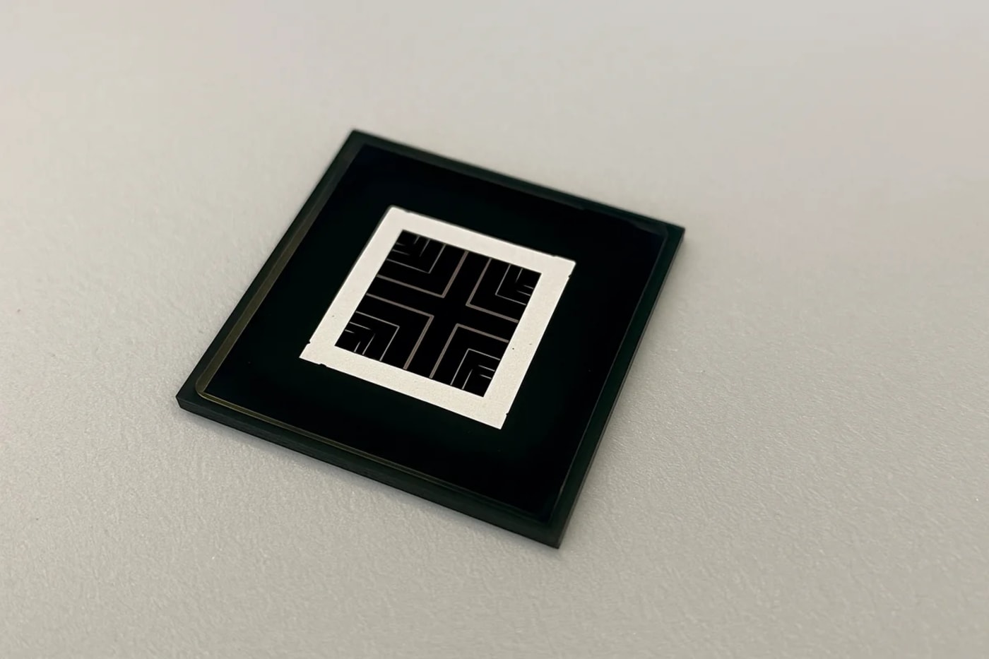 Célula solar tándem de perovskita y silicio sobre una mesa de laboratorio