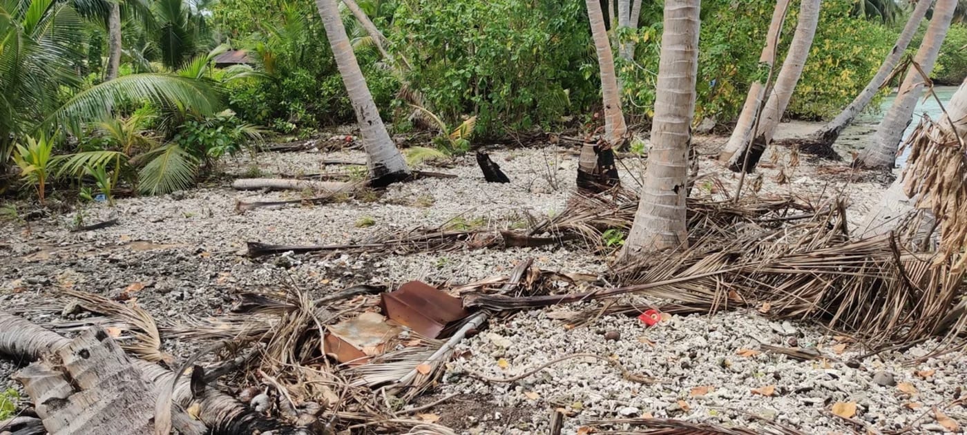 Investigadores tomando mediciones en la costa de la isla Fiyoaree, en las Maldivas, para estudiar inundaciones y aumento del nivel del mar