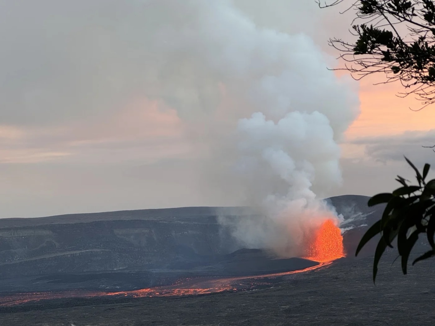 Flujo de lava brillante saliendo del cráter del volcán Kīlauea en plena erupción