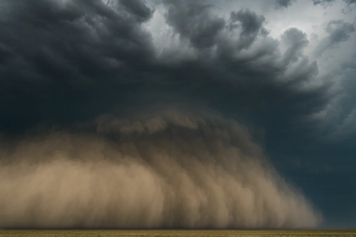 Tormenta monzónica oscura avanzando sobre el paisaje con una gran nube de polvo gris