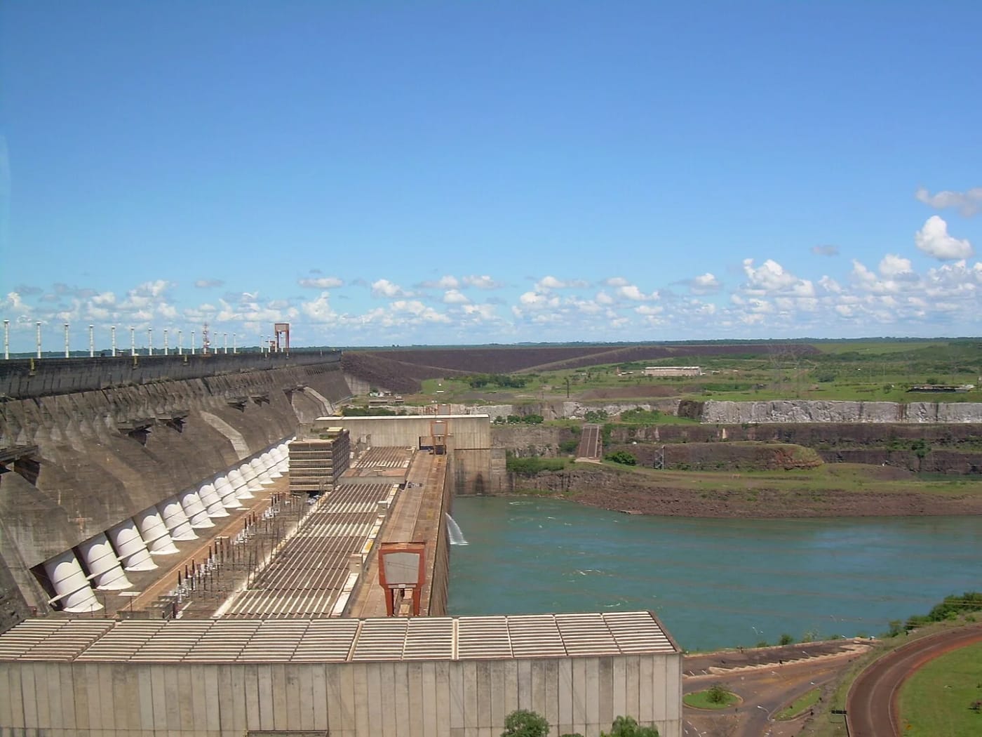 Vista de la central hidroeléctrica de Itaipú en la frontera entre Paraguay y Brasil