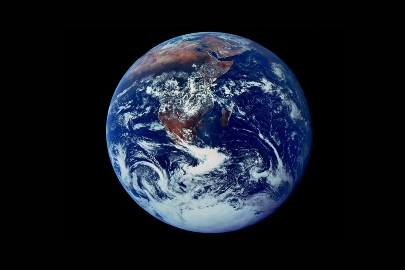 Fotografía histórica de la Tierra completamente iluminada tomada durante la misión Apolo 17 en 1972