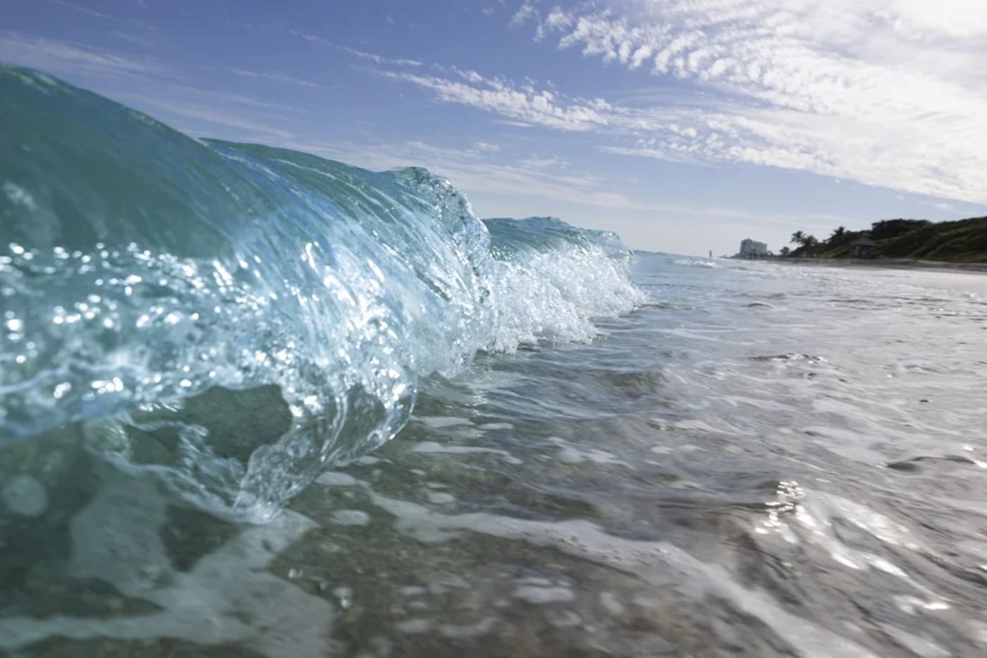Ola transparente rompiendo suavemente en la orilla de una playa de Florida en un día despejado