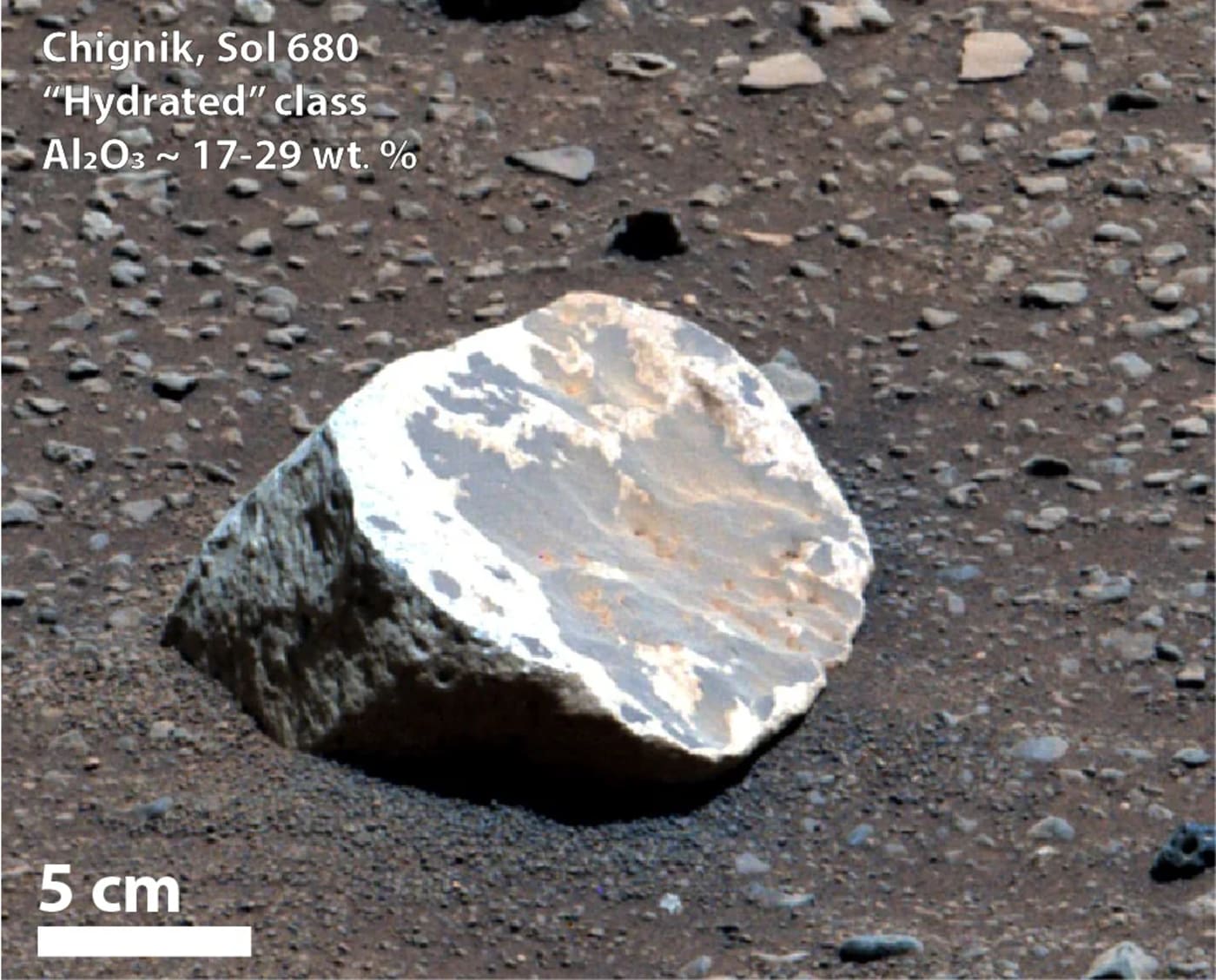 Roca de tono claro en la superficie rojiza de Marte, una zona estudiada por investigadores de la Universidad de Purdue