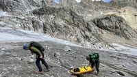 Investigadores midiendo el espesor del hielo en el glaciar Teton con radar terrestre