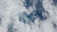Columnas de ceniza y vapor emergen de una plataforma volcánica submarina vistas desde satélite