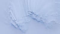 Fracturas y relieves de la capa de hielo antártica vistos desde el aire