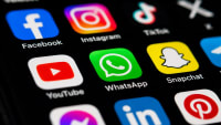 Iconos de redes sociales en la pantalla de un móvil
