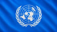 Bandera azul de la ONU con su emblema blanco