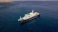 Crucero de expedición navegando en mar abierto