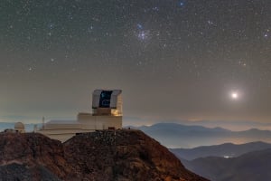Observatorio Vera C. Rubin en la cima de una montaña en Chile durante operaciones nocturnas