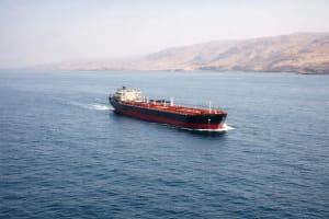 Petrolero navegando en aguas abiertas bajo cielo despejado