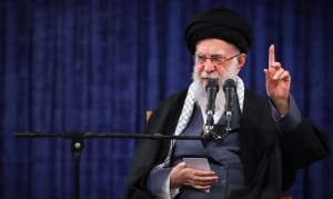 Alí Jameneí durante una intervención pública ante micrófonos