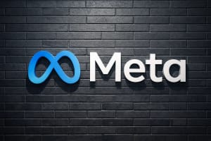Logo de Meta sobre un muro oscuro