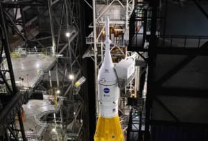 Transportador de orugas de la NASA moviendo el cohete Artemis II SLS con la nave Orion