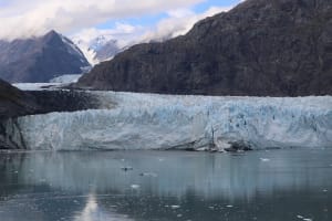 Glaciar descendiendo hacia un lago rodeado de montañas